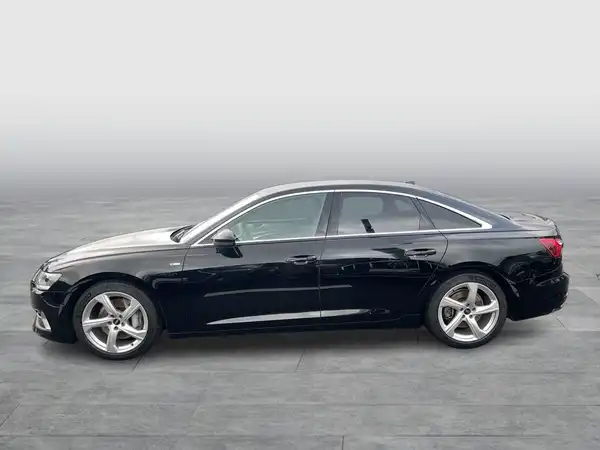 Das Bild zeigt einen schwarzen Audi A6 Limousine von der Seite.