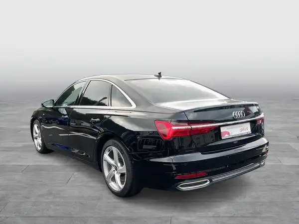 Das Bild zeigt einen schwarzen AUDI A6 Limousine von hinten aufgenommen, mit einem klaren Hintergrund.