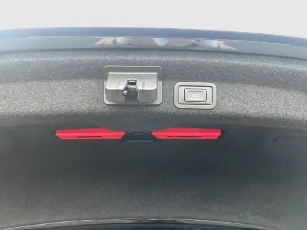 Das Bild zeigt den Kofferraum eines AUDI A6 von hinten.