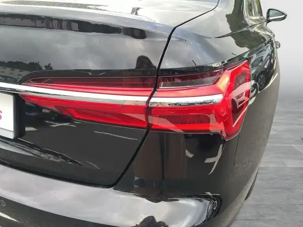 Das Bild zeigt die Rückansicht eines schwarzen AUDI A6.