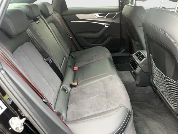 Das Bild zeigt den Rücksitzbereich eines Audi A6, mit schwarzem Interieur.