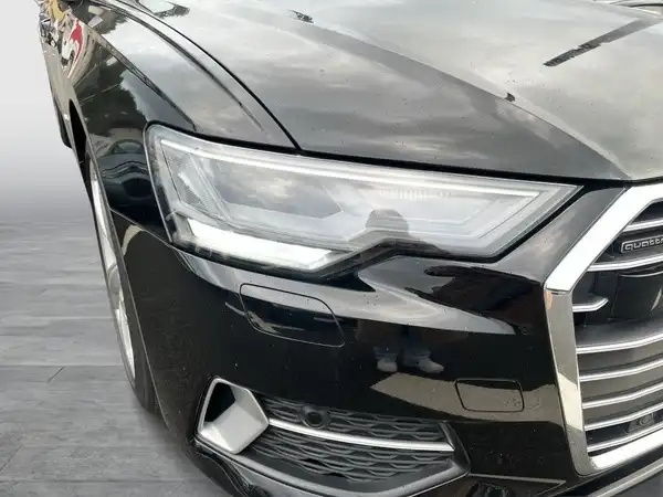 Das Bild zeigt einen schwarzen AUDI A6 von vorne.