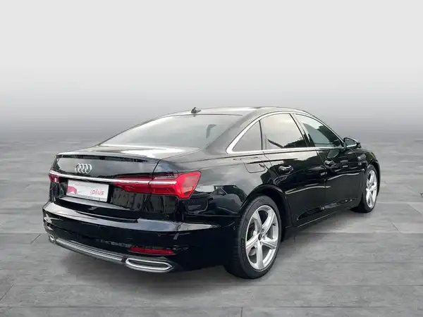 Das Bild zeigt einen AUDI A6 LIMOUSINE von hinten in schwarzer Farbe mit Händlerlogo und markanten Texteinblendungen.