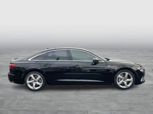 Das Bild zeigt eine schwarze AUDI A6 Limousine von der Seite.