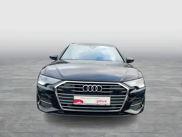 Das Bild zeigt einen schwarzen AUDI A6 Limousine von vorne. Es enthält das Logo des Händlers.