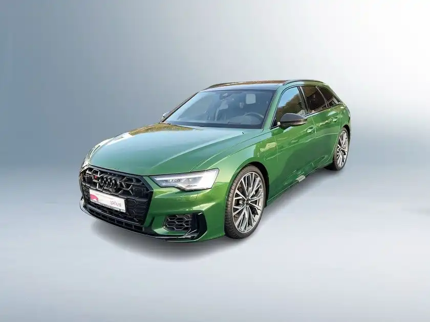 Das Bild zeigt einen grünen Audi S6 Avant von der Seite. Im Hintergrund ist das Händlerlogo und Text zu sehen.