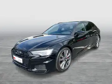 Ein schwarz lackierter AUDI A6 AVANT wurde von der Seite aufgenommen.