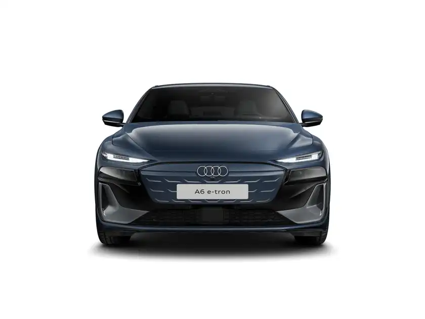 Das Bild zeigt einen AUDI A6 e-tron von vorne in blauer Farbe. Es enthält markante Texteinblendungen und kein Händlerlogo.