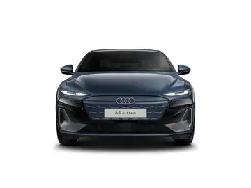 Das Bild zeigt einen AUDI A6 e-tron von vorne in blauer Farbe. Es enthält markante Texteinblendungen und kein Händlerlogo.