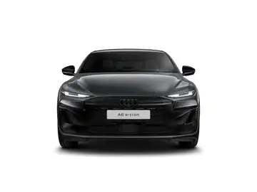 Das Bild zeigt einen schwarzen AUDI A6 e-tron von vorne.