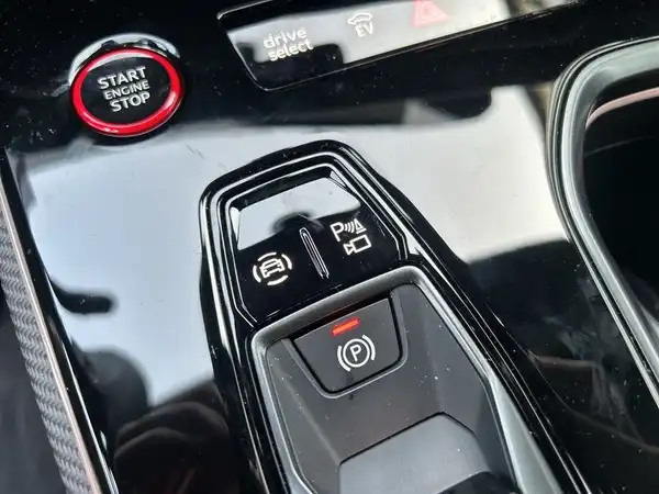 Das Bild zeigt das Audi Zentrum Siegen mit Kontaktinformationen und Öffnungszeiten. Es handelt sich um eine Standortkarte.
