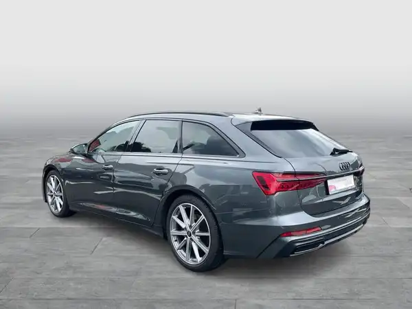 Das Bild zeigt einen grauen AUDI A6 AVANT, aufgenommen von der Fahrzeugseite.