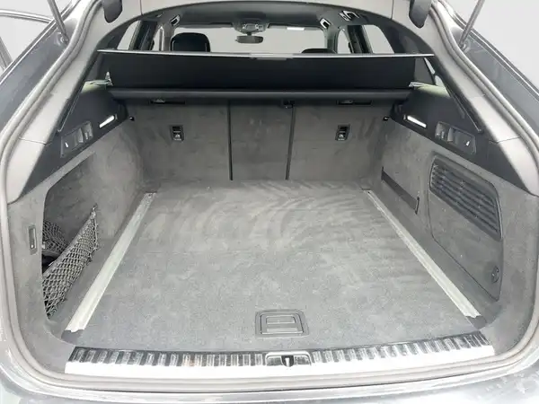 Das Bild zeigt den Innenraum des Kofferraums eines AUDI A6 AVANT in grau. Es handelt sich um eine Innenaufnahme, die das Kofferraumdesign zeigt.