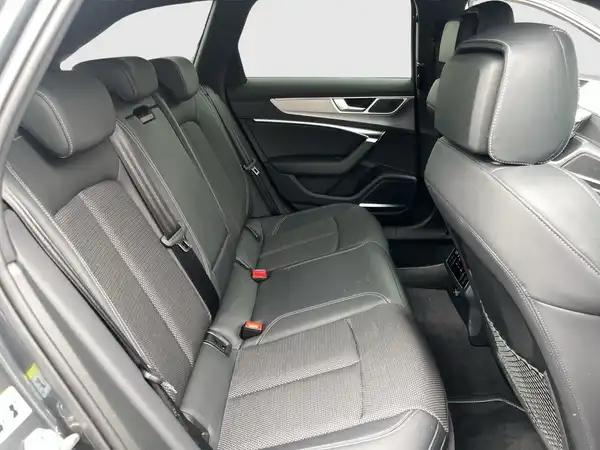 Eine Innenaufnahme des AUDI A6 AVANT, die die Rücksitze zeigt. Die Interieurfarbe ist schwarz.