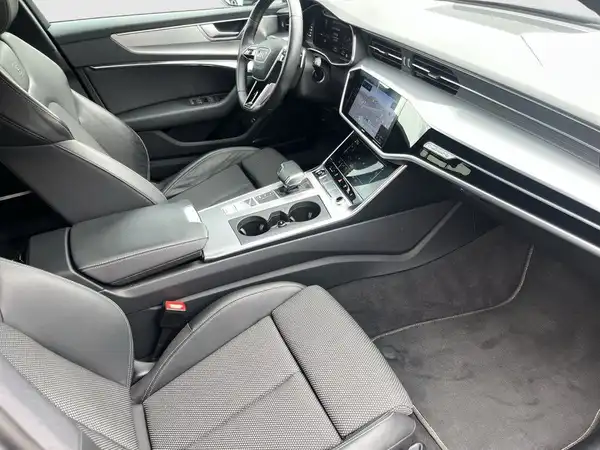 Das Bild zeigt den Innenraum eines AUDI A6 AVANT in schwarzer Farbe.