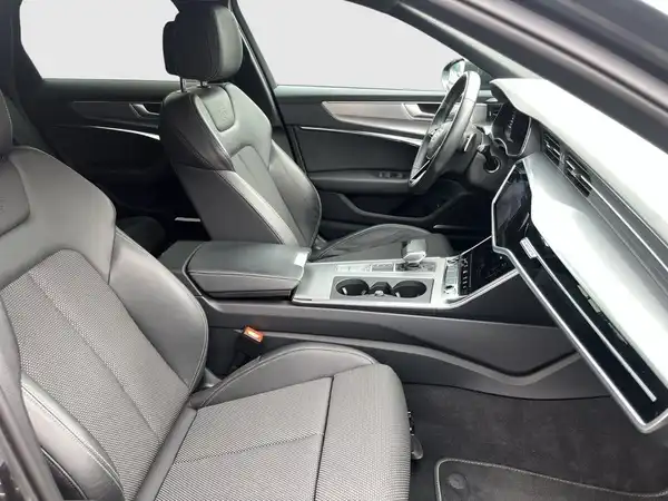 Das Bild zeigt das Innere eines AUDI A6 AVANT in schwarzer Farbe.