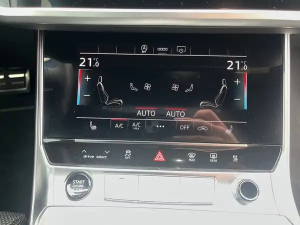 Auf dem Bild ist das Armaturenbrett eines AUDI A6 AVANT zu sehen, mit Bedienelementen für die Klimaanlage, in schwarzer Innenausstattung.