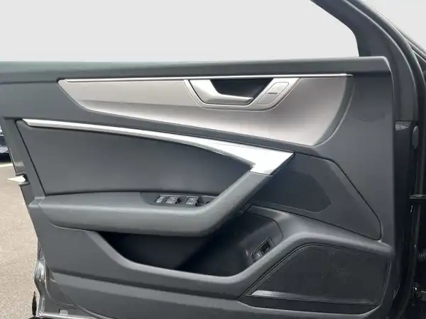 Das Bild zeigt die Innenseite der Fahrertür eines AUDI A6 AVANT in schwarz.