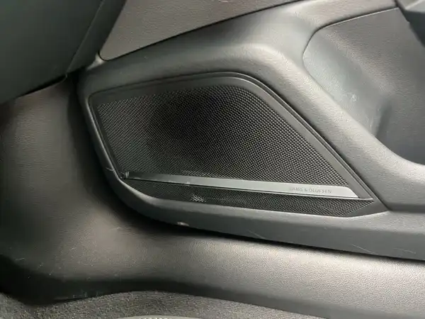 Das Bild zeigt einen Innenbereich des Fahrzeugs, specifically ein Lautsprechergitter in Schwarz.