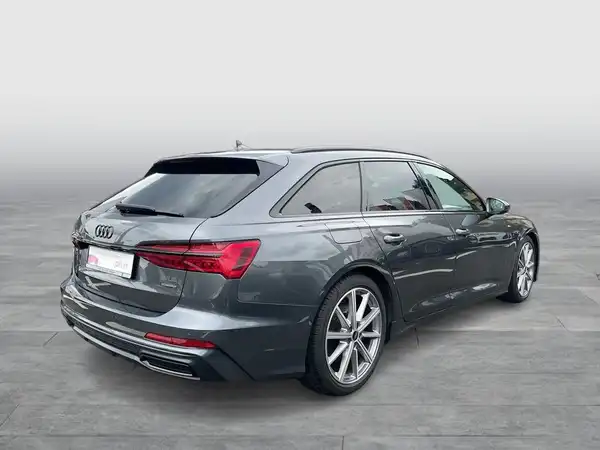 Das Bild zeigt einen grau lackierten AUDI A6 AVANT aus der Rückansicht.
