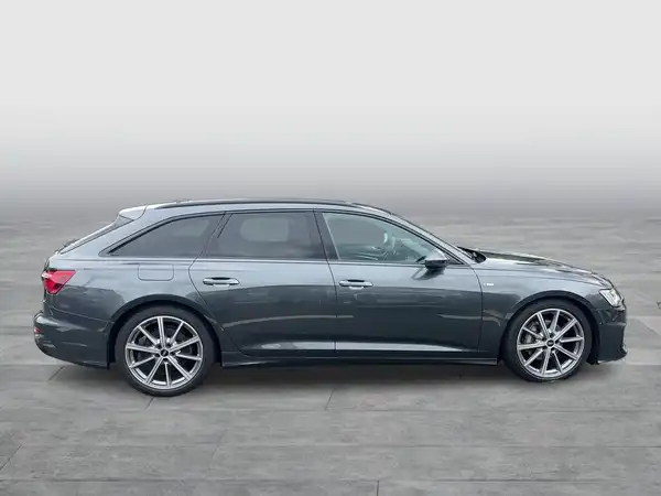 Seitenansicht eines grauen Audi A6 Avant.