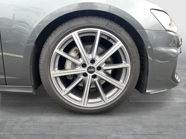 Seitenansicht eines grauen AUDI A6 AVANT, besonders fokussiert auf das Rad und die Felge.