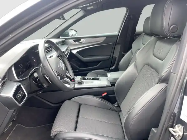 Das Bild zeigt den Innenraum eines AUDI A6 AVANT. Die Innenausstattung ist in Schwarz gehalten und es handelt sich um eine Aufnahme der Fahrersitzposition.