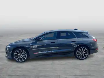 Das Bild zeigt einen schwarzen AUDI A6 AVANT E-TRON von der Seite. Es enthält zudem markante Texteinblendungen.