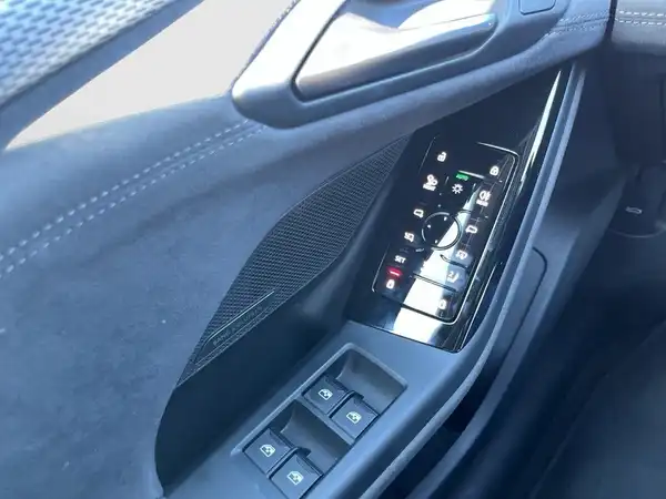Eine Innenaufnahme des AUDI A6 AVANT E-TRON. Die Aufnahme zeigt die Türverkleidung mit Bedienelementen in Schwarz.