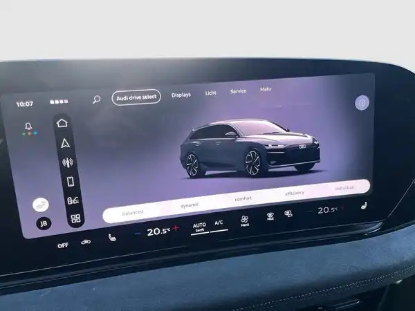 Das Bild zeigt das Interieur eines AUDI A6 AVANT E-TRON mit einem digitalen Display, das das Fahrzeug von der Seite darstellt. Die Innenausstattung ist schwarz und aus Leder.