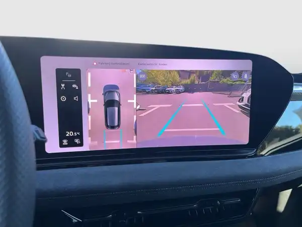 Das Bild zeigt das Innenraumdisplay eines AUDI A6 AVANT E-TRON mit einer Rückfahrkamera-Ansicht und einigen markanten Texteinblendungen.