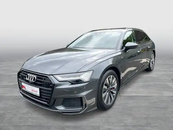 Ein Bild eines grauen Audi A6 Avant, aufgenommen von der Seite. Das Fahrzeug hat ein Händlerlogo und markante Texteinblendungen.