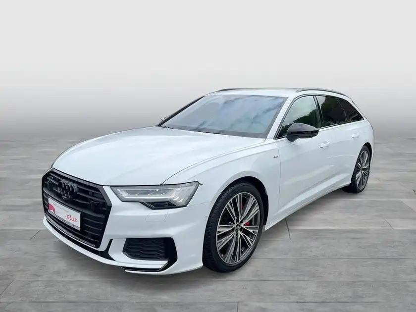 Das Bild zeigt einen weißen Audi A6 Avant von der Seite. Das Händlerlogo und andere markante Texte sind eingeblendet.