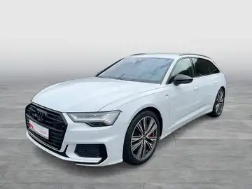 Das Bild zeigt einen weißen Audi A6 Avant von der Seite. Das Händlerlogo und andere markante Texte sind eingeblendet.
