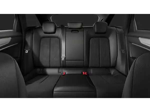 Das Bild zeigt den Innenraum des Audi A6 Avant, speziell die Rücksitzbank in schwarzer Farbe.