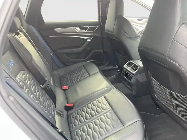 Das Bild zeigt den Innenraum eines Audi RS6 Avant, mit einer schwarzen Lederausstattung im Fond.