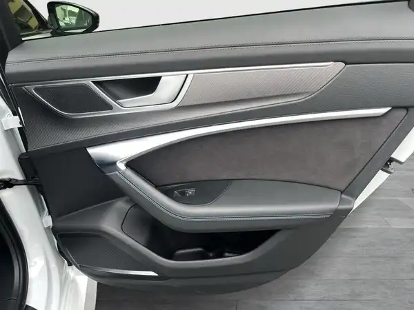 Das Bild zeigt die Innenansicht einer Autotür eines Audi RS6 Avant in Weiß mit schwarzem Interieur.