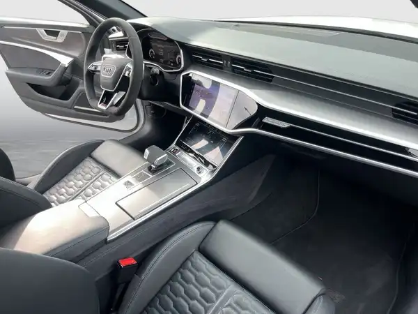 Das Bild zeigt das Innere eines Audi RS6 Avant mit schwarzem Interieur.