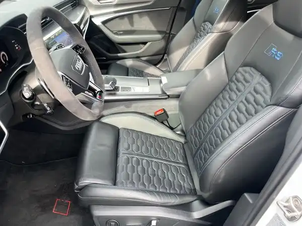 Das Bild zeigt den Innenraum eines AUDI RS6 AVANT mit schwarzen, gesteppten Ledersitzen.