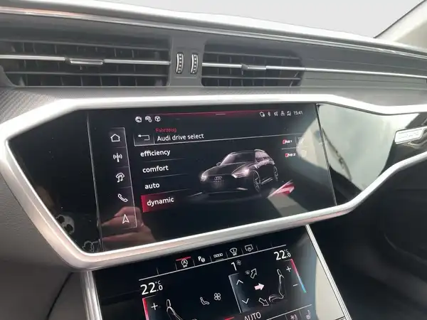 Eine Innenaufnahme des Fahrzeugs AUDI RS6 AVANT, mit einem schwarzen Interieur und einem Bildschirm, der die Fahrmodi anzeigt.