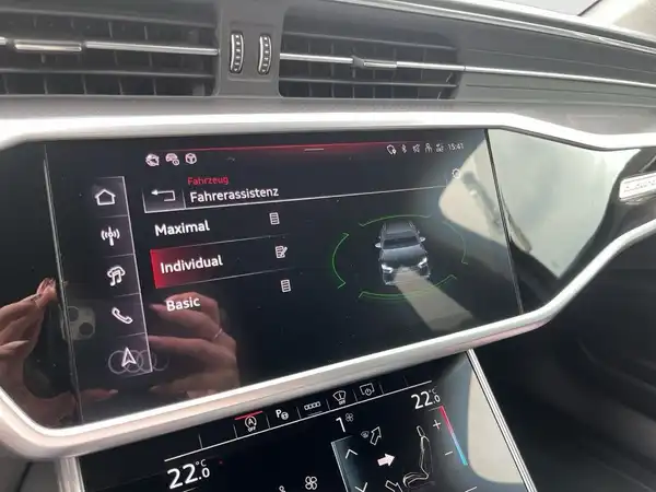 Eine Innenaufnahme des AUDI RS6 AVANT mit einem Display, das verschiedene Fahrassistenzoptionen anzeigt.