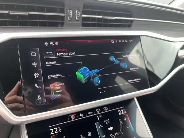 Innenaufnahme eines AUDI RS6 AVANT, zeigt das Infotainmentsystem mit Temperatursensoren und Klimaanzeige.