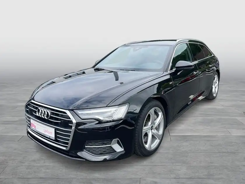Das Bild zeigt einen schwarzen Audi A6 Avant, aufgenommen von der Seite.
