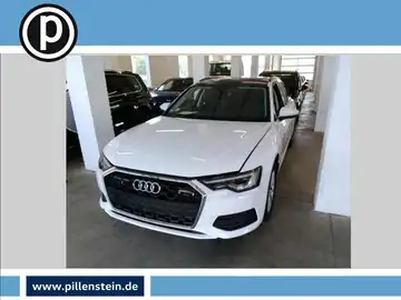 Das Bild zeigt einen weißen AUDI A6 AVANT, aufgenommen von vorne in einem Autohaus, mit einem sichtbar eingeblendeten Händlerlogo.