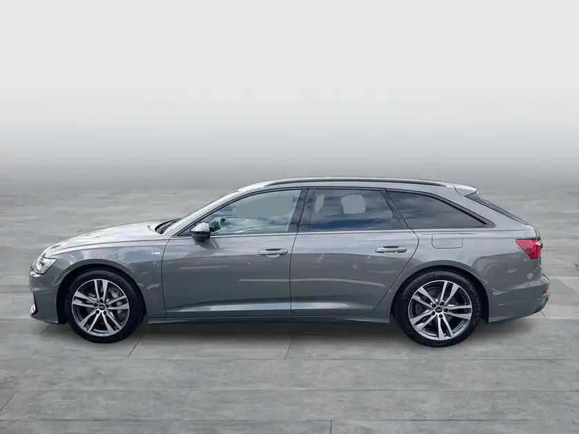 Das Bild zeigt einen grau lackierten AUDI A6 AVANT aus seitlicher Perspektive.
