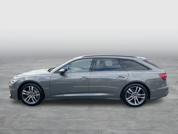 Das Bild zeigt einen grau lackierten AUDI A6 AVANT aus seitlicher Perspektive.