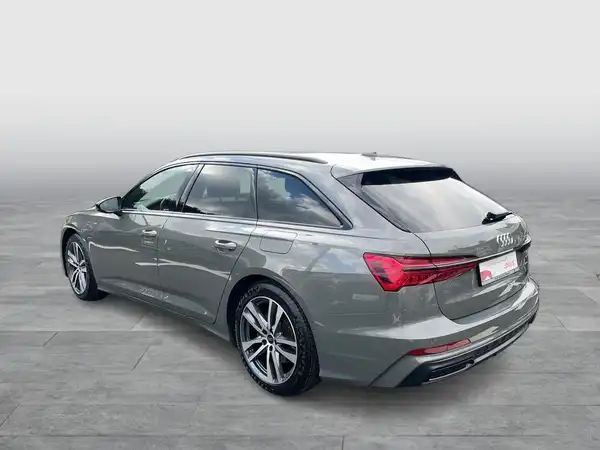 Das Bild zeigt einen grauen AUDI A6 AVANT von der Seite.