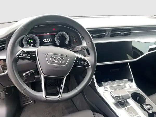 Das Bild zeigt das Innere eines AUDI A6 AVANT mit einem schwarzen Interieur.