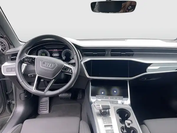 Das Bild zeigt das Innere eines Audi A6 Avant, mit einem schwarzen Interieur.