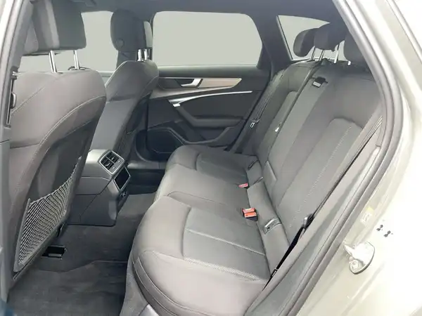 Das Bild zeigt den Innenraum des AUDI A6 AVANT, insbesondere die Rückbank, die in schwarzem Stoff gehalten ist.
